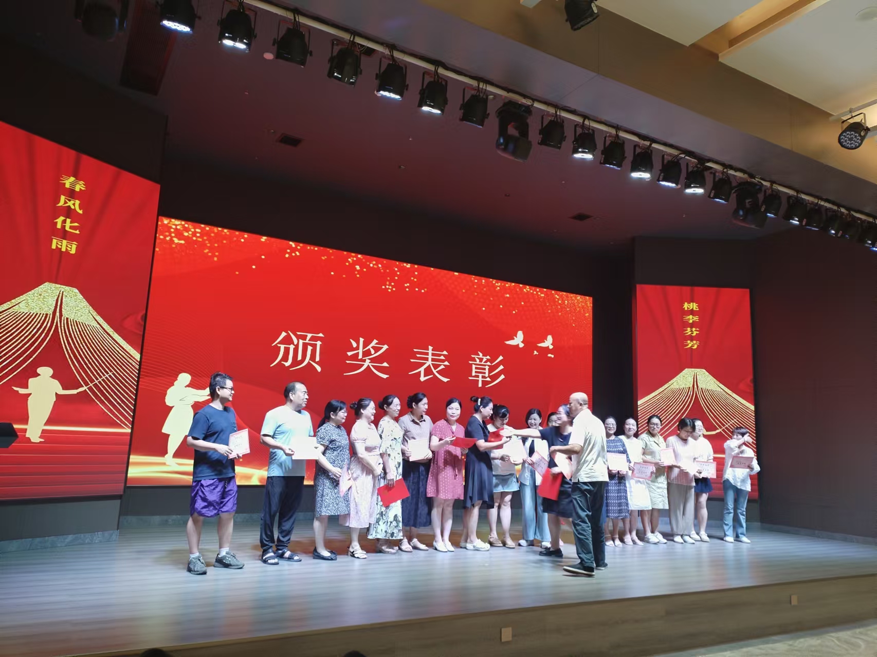 9月10日，曙光學校教師節(jié)文藝晚會在湖南精正溢香園酒店舉辦